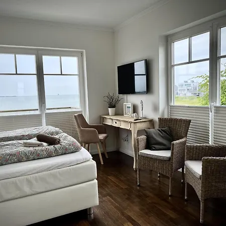 Ferienhaus-sliminde-by-seeblick-ferien-direkte-wasserlage-e-ladesaeule-sauna