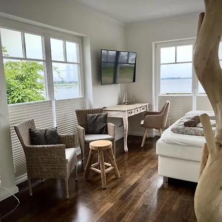 Ferienhaus-sliminde-by-seeblick-ferien-direkte-wasserlage-e-ladesaeule-sauna Olpenæs