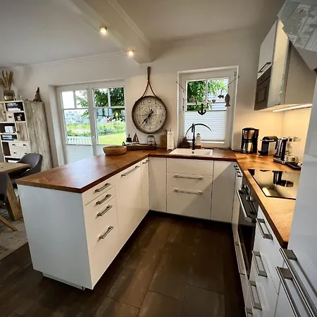 Ferienhaus-sliminde-by-seeblick-ferien-direkte-wasserlage-e-ladesaeule-sauna *