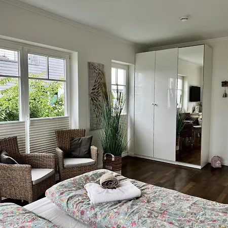 Ferienhaus-sliminde-by-seeblick-ferien-direkte-wasserlage-e-ladesaeule-sauna