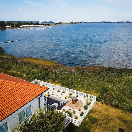 Ferienhaus-sliminde-by-seeblick-ferien-direkte-wasserlage-e-ladesaeule-sauna